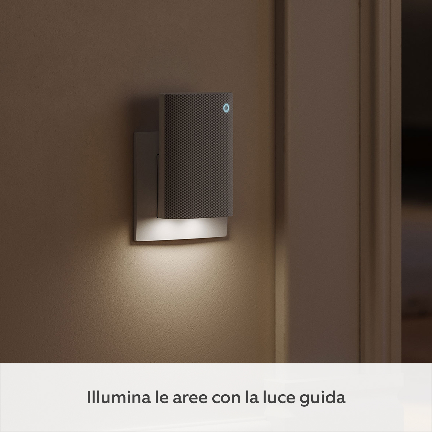 Chime Plus - Ring Chime Plus collegato a una presa di corrente a parete, luce a LED accesa in una stanza poco illuminata.