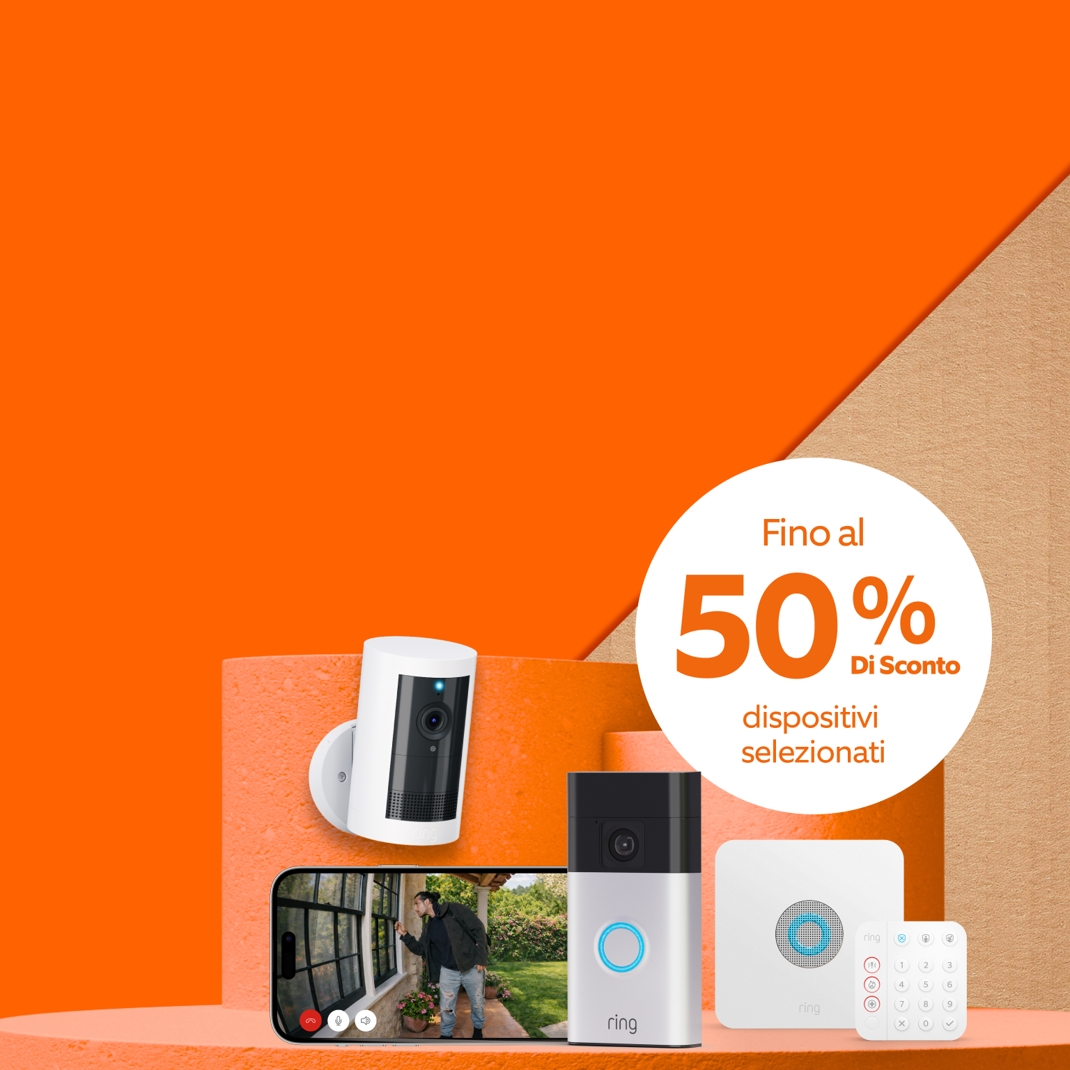 Sfondo arancione con Ring Video Doorbell e telecamere Ring per interni ed esterni. Testo indica fino al 50% di sconto su dispositivi selezionati.