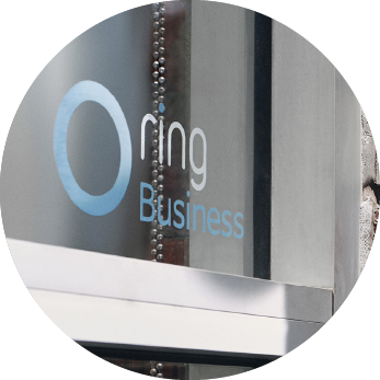 Logo del brand Ring Business su un edificio