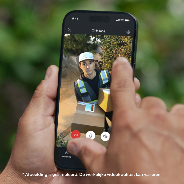 Hand met smartphone met Ring app live feed van Outdoor Camera (2nd Gen), bovenaanzicht van persoon in blauw shirt buiten.