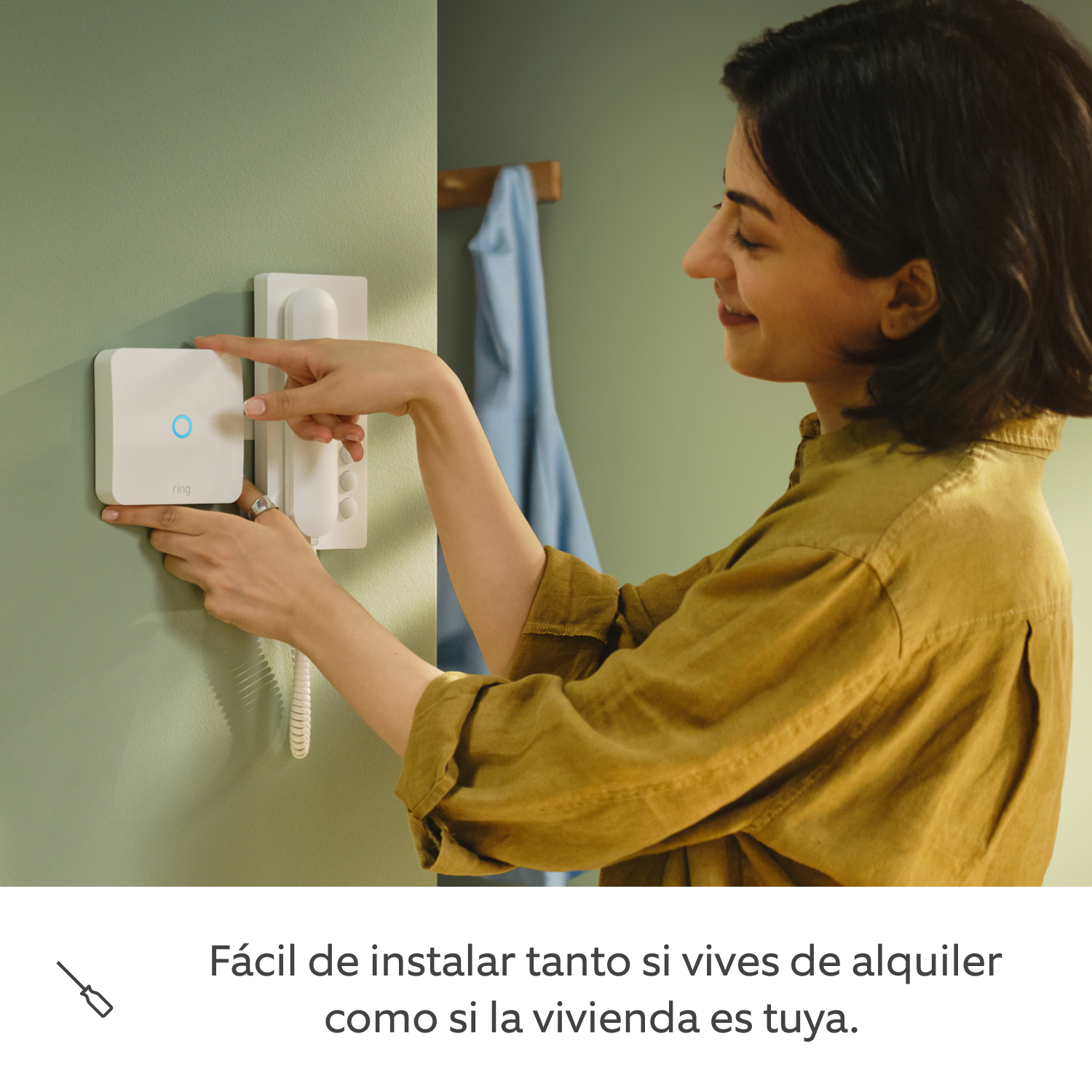Ring Intercom Audio - Una mujer instalando Ring Intercom Audio.