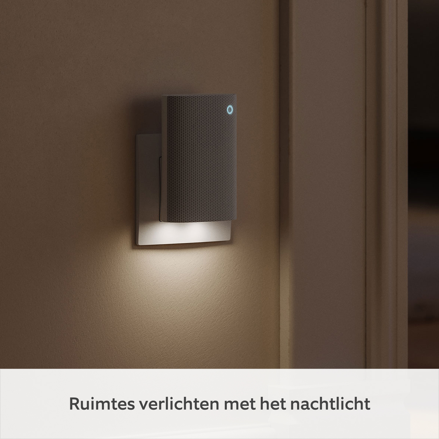 Chime Plus - Ring Chime Plus, aangesloten op een stopcontact, led-lampje brandt in een slecht verlichte ruimte.