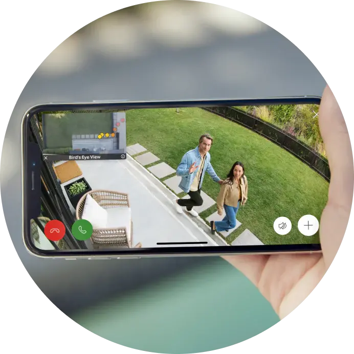 Vue en direct de l'app Ring montrant un couple s'approchant du patio avec détection 3D et suivi Bird's Eye View.