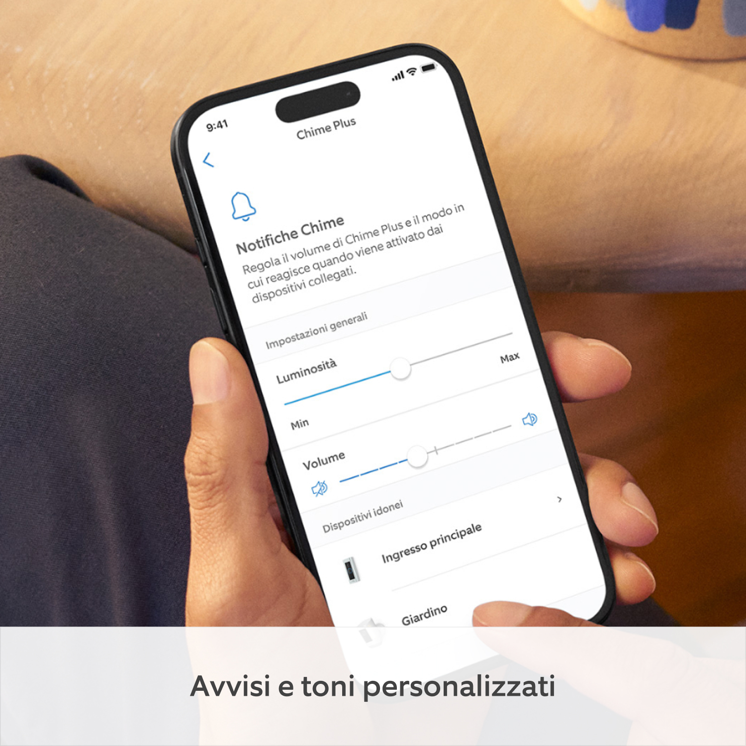 Chime Plus - Mano che regge uno smartphone su cui vengono visualizzate le impostazioni di Ring Chime Plus; sullo schermo viene visualizzato: 