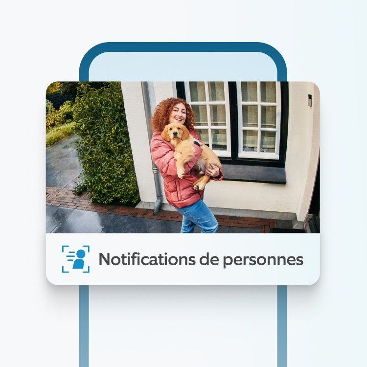 Caméra Ring détecte une femme en veste rouge tenant un chiot sur un porche, avec alerte 