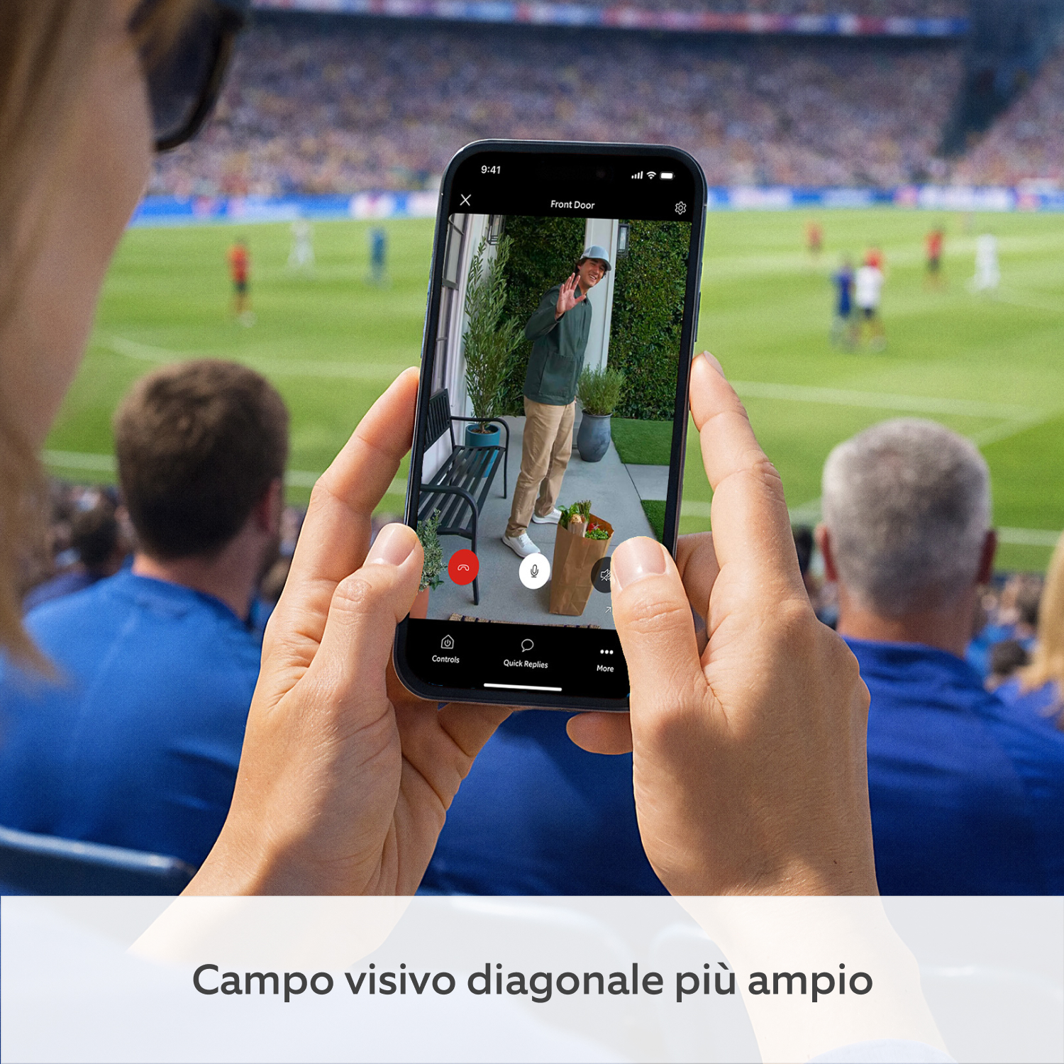 Videocitofono Pro a batteria (ultimo modello) (for Battery Video Doorbell Pro)  - Una persona con in mano uno smartphone che visualizza il filmato di una ragazza che saluta la videocamera