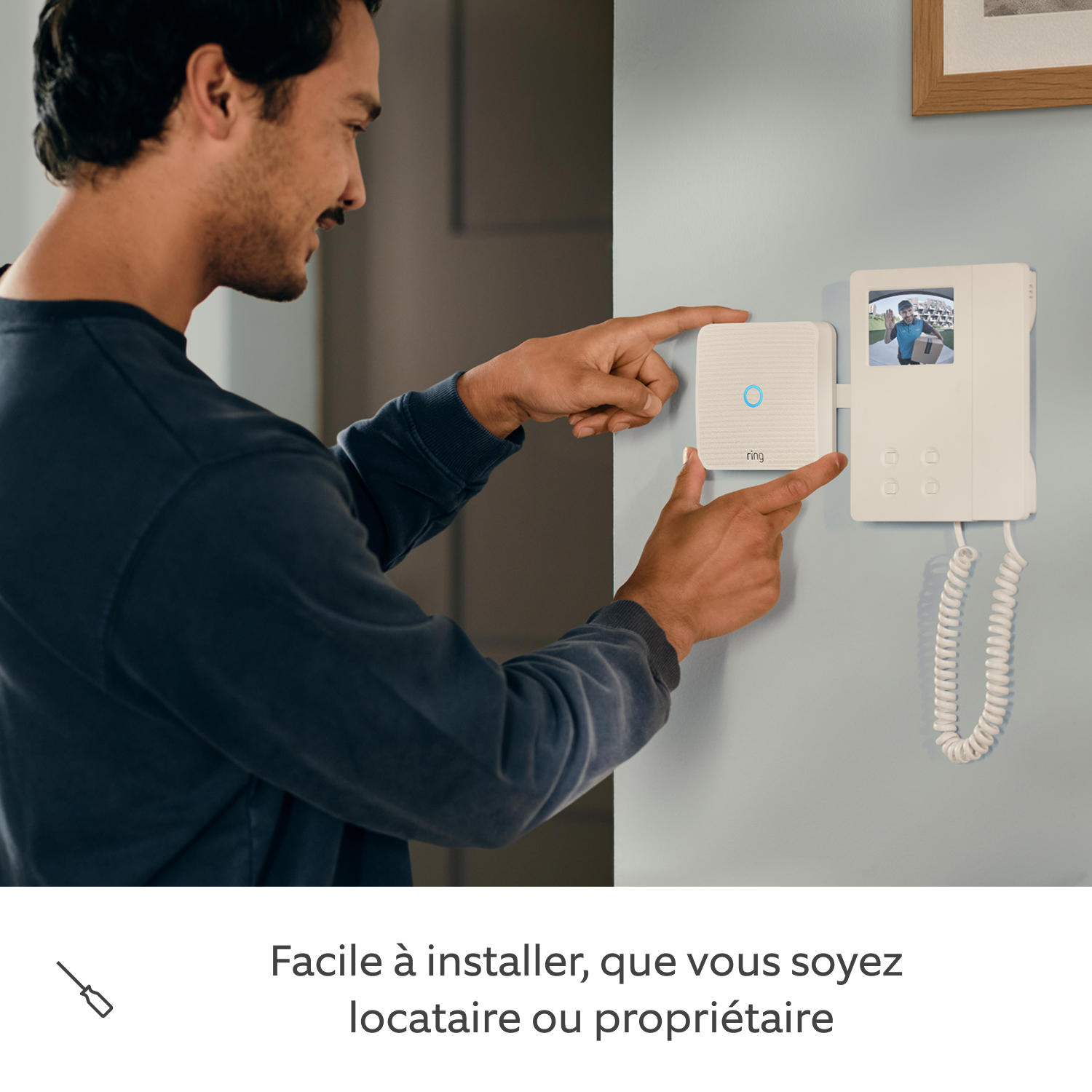 Ring Intercom Video + Caméra intérieure 2e gén.  - Un homme installe Ring Intercom Video.