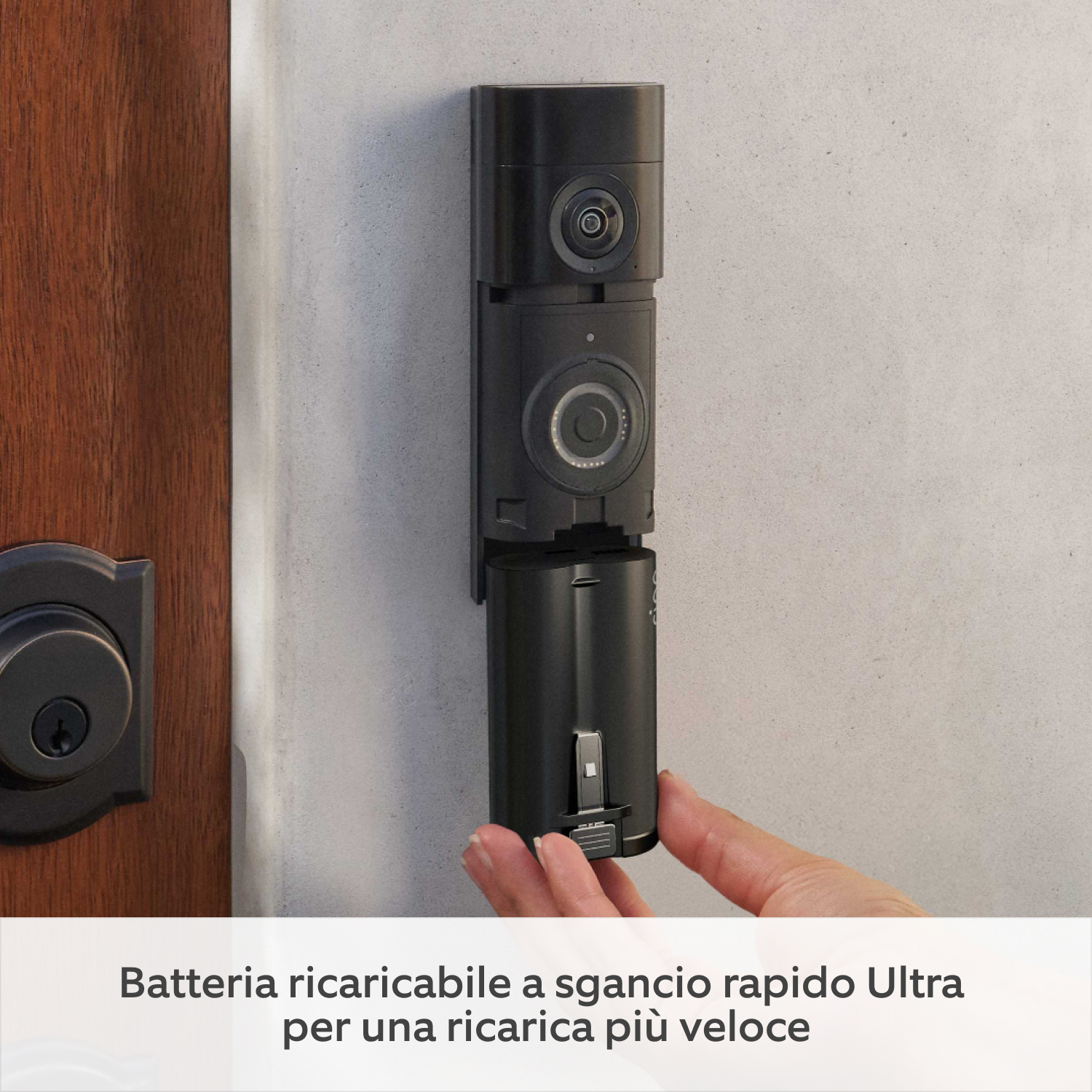 Videocitofono Pro a batteria (ultimo modello) (for Battery Video Doorbell Pro)  - Mani che rimuovono la batteria ricaricabile ultra a sgancio rapido da un Battery Video Doorbell Pro montato a parete