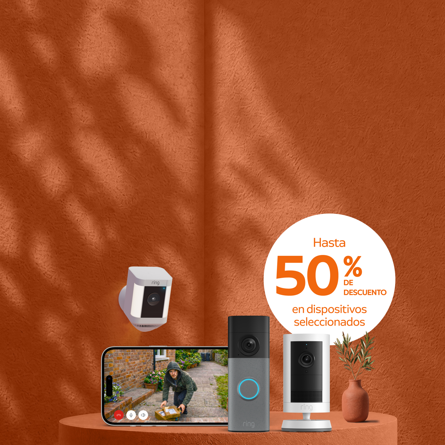 Imagen con fondo naranja con tres dispositivos Ring.