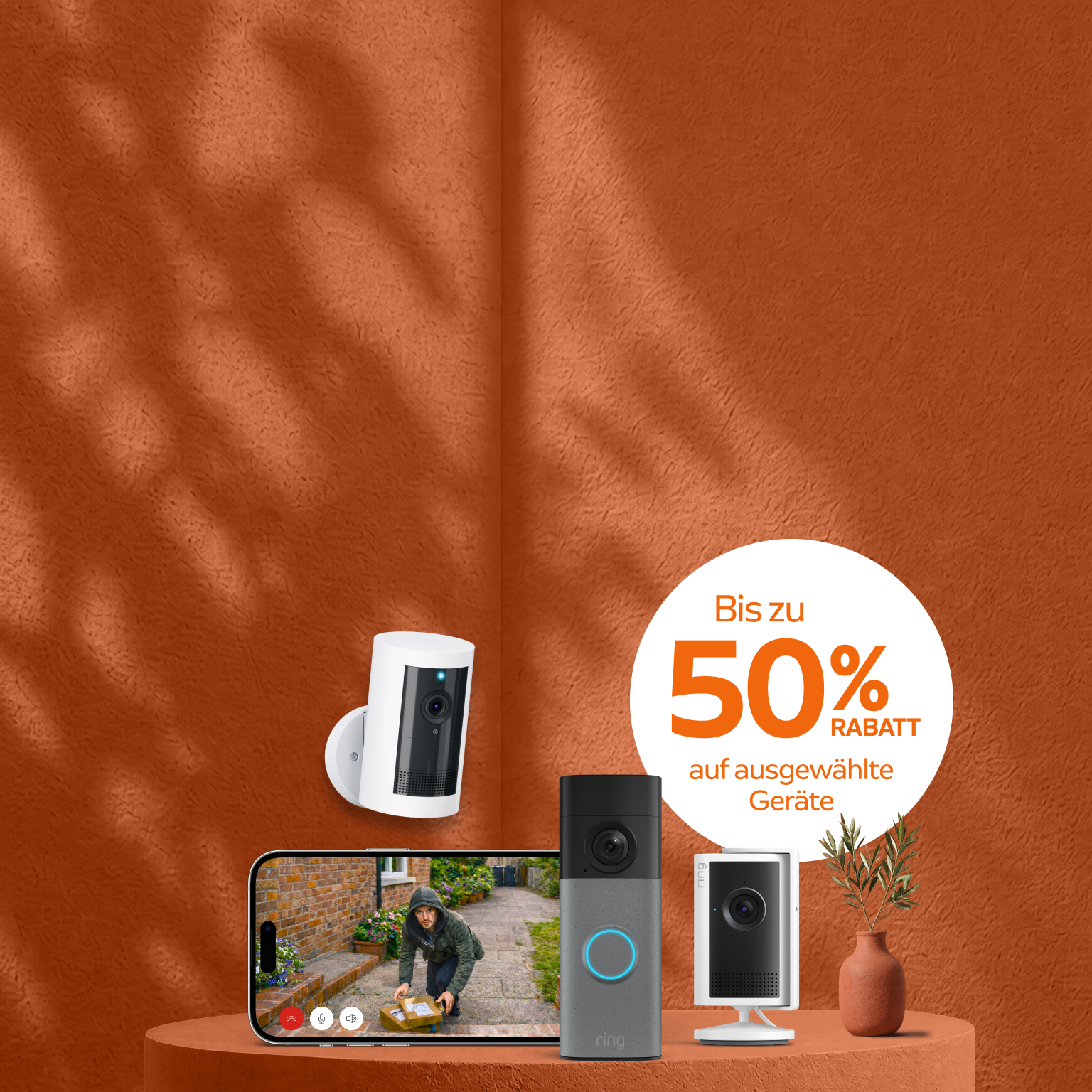 Bild mit orangem Hintergrund mit drei Ring-Geräten.