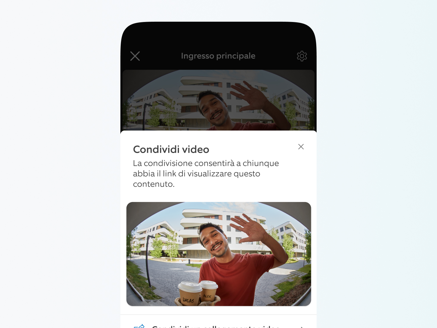 Schermata dell'app Ring che mostra una registrazione video di un uomo che saluta e le opzioni 