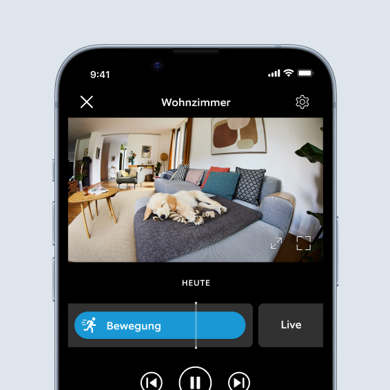 Smartphone zeigt Live-HD-Videoübertragung des Wohnzimmers in der Ring App mit Möbeln und Spielzeug in Echtzeit.