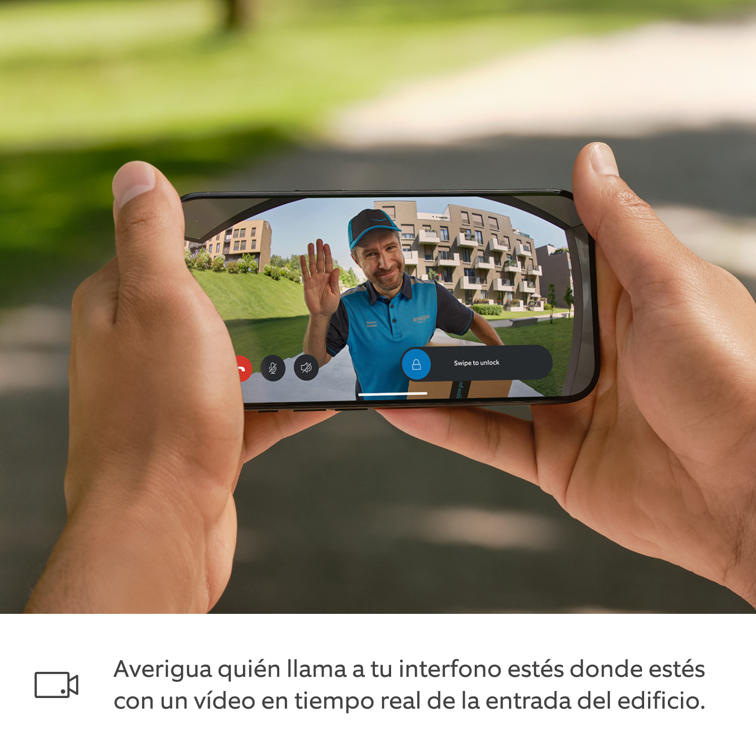 Ring Intercom Video - Un runner con un smartphone en la mano que muestra la app de Ring abierta.