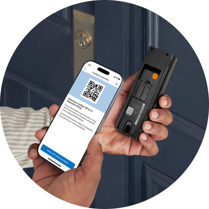 Primer plano de una persona escaneando con su smartphone el código QR situado en la parte posterior del Blink Video Doorbell.
