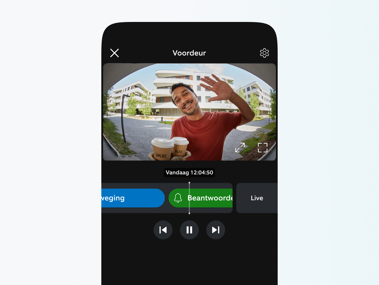 Smartphonescherm met een video-opname van een zwaaiende man.