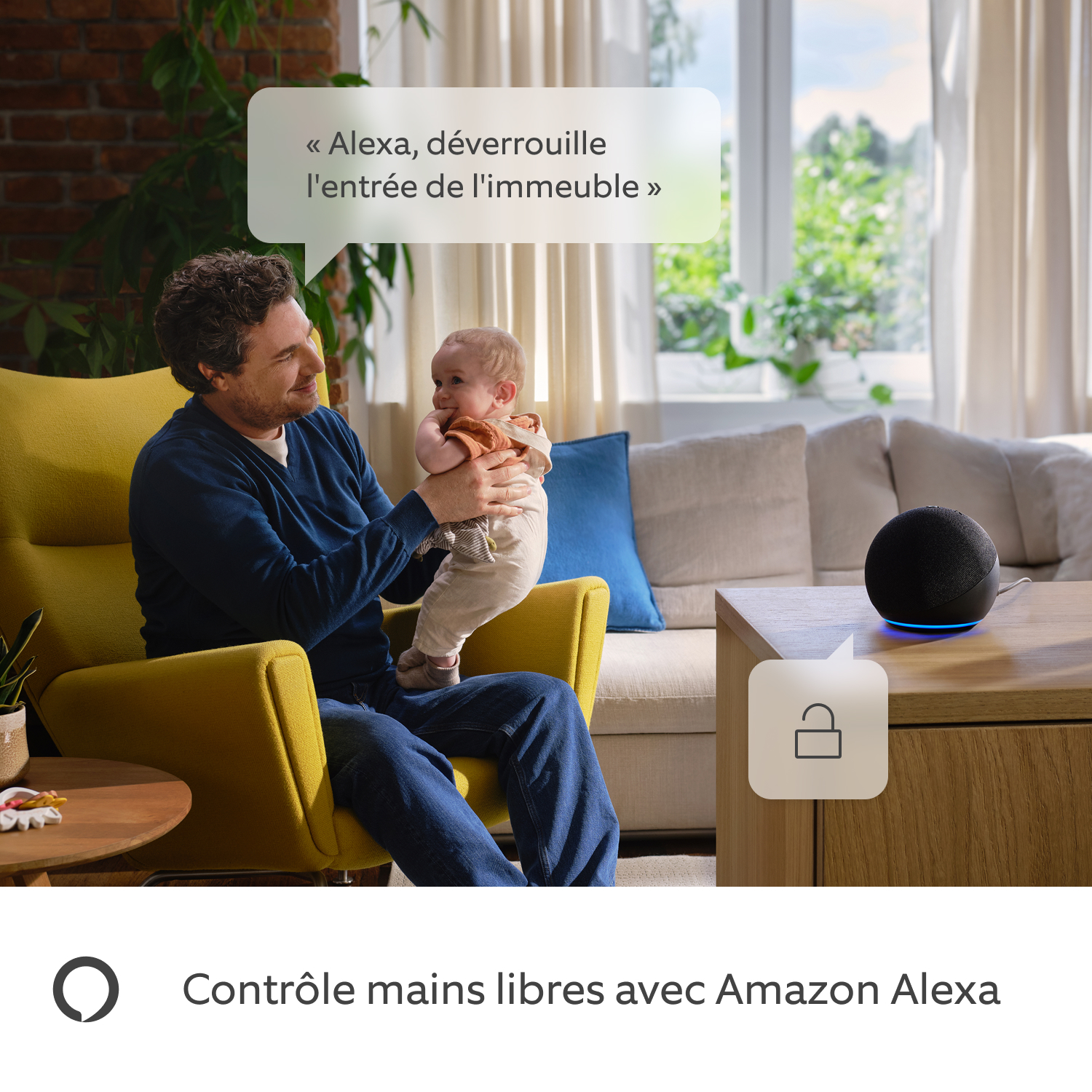 Ring Intercom Audio - Un père tient son enfant et parle à Alexa.