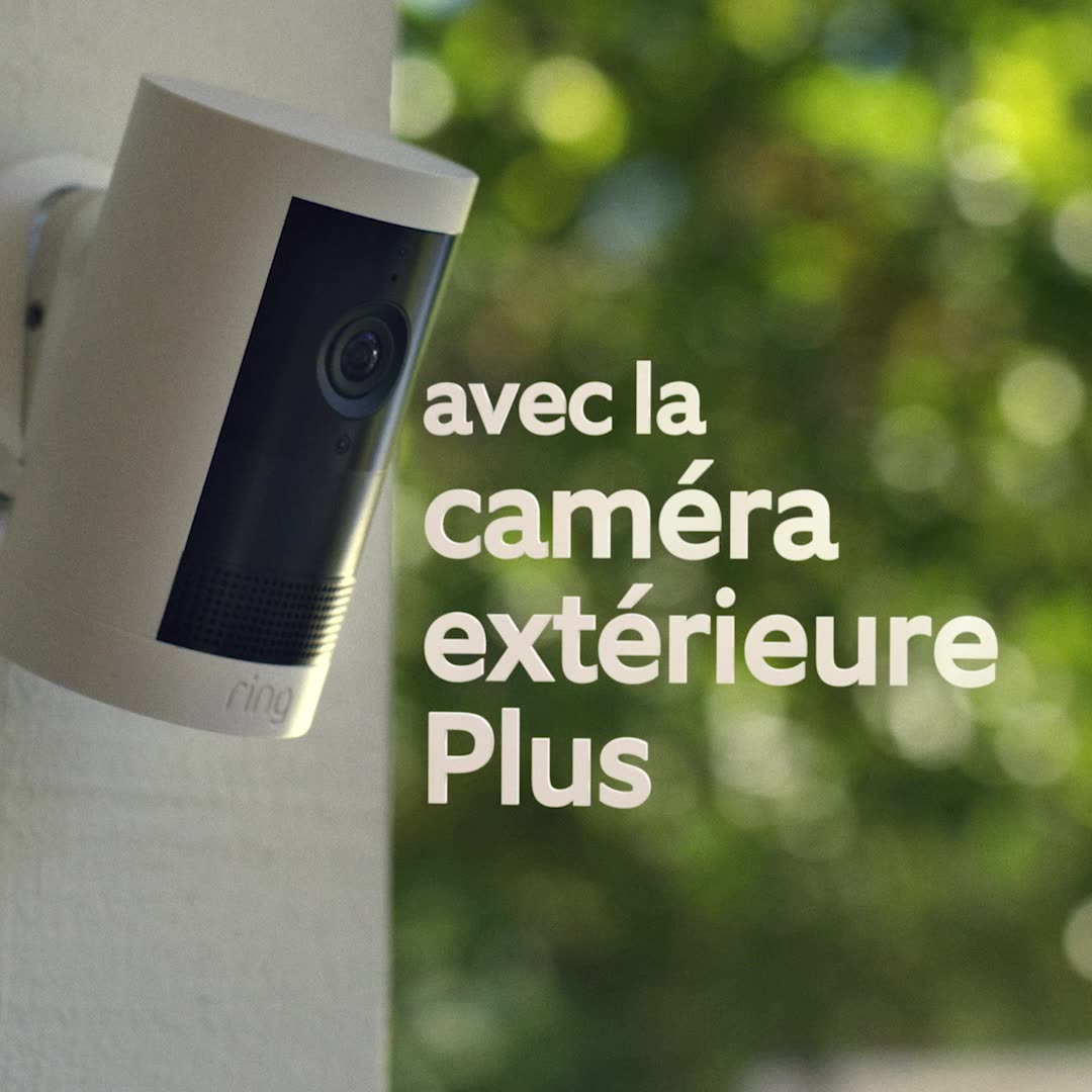 Caméra Ring Outdoor Plus capturant des images 2K nettes et larges du patio et du jardin, de jour comme de nuit.