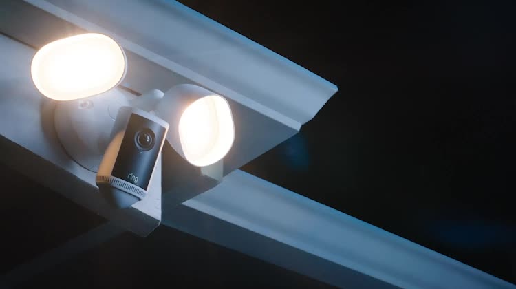 Vision nocturne d'un salon avec la Floodlight Camera Pro (2e gén.) au milieu du cadre.