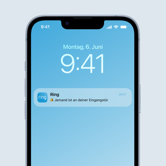 Smartphone-Bildschirm zeigt Ring App-Benachrichtigung über erkannte Person an der Haustür.
