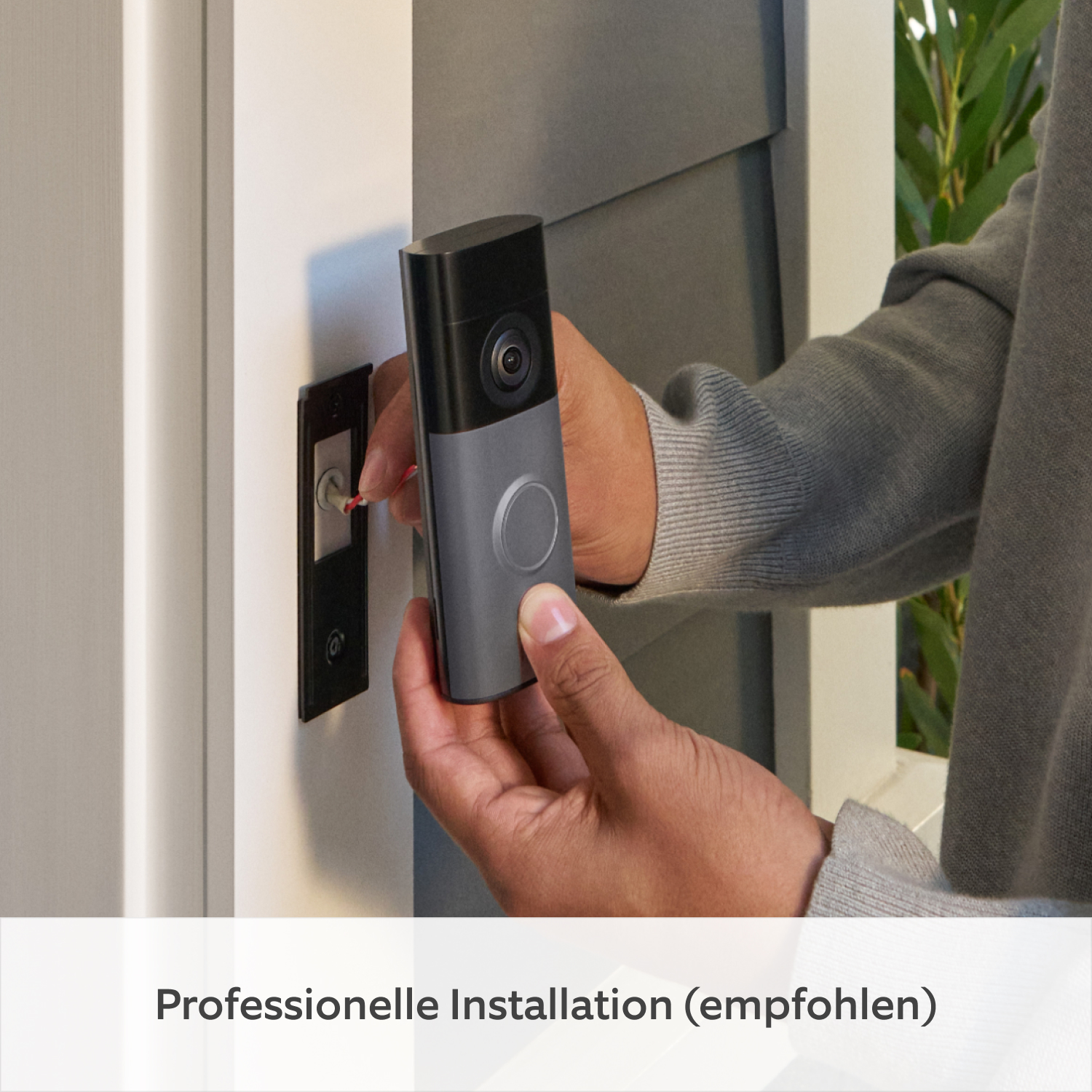 Videotürklingel Kabel (neueste Generation) (for Wired Video Doorbell (2. Gen.)) - Eine Person, die die Wired Video Doorbell (2. Gen.) an einem Türrahmen montiert