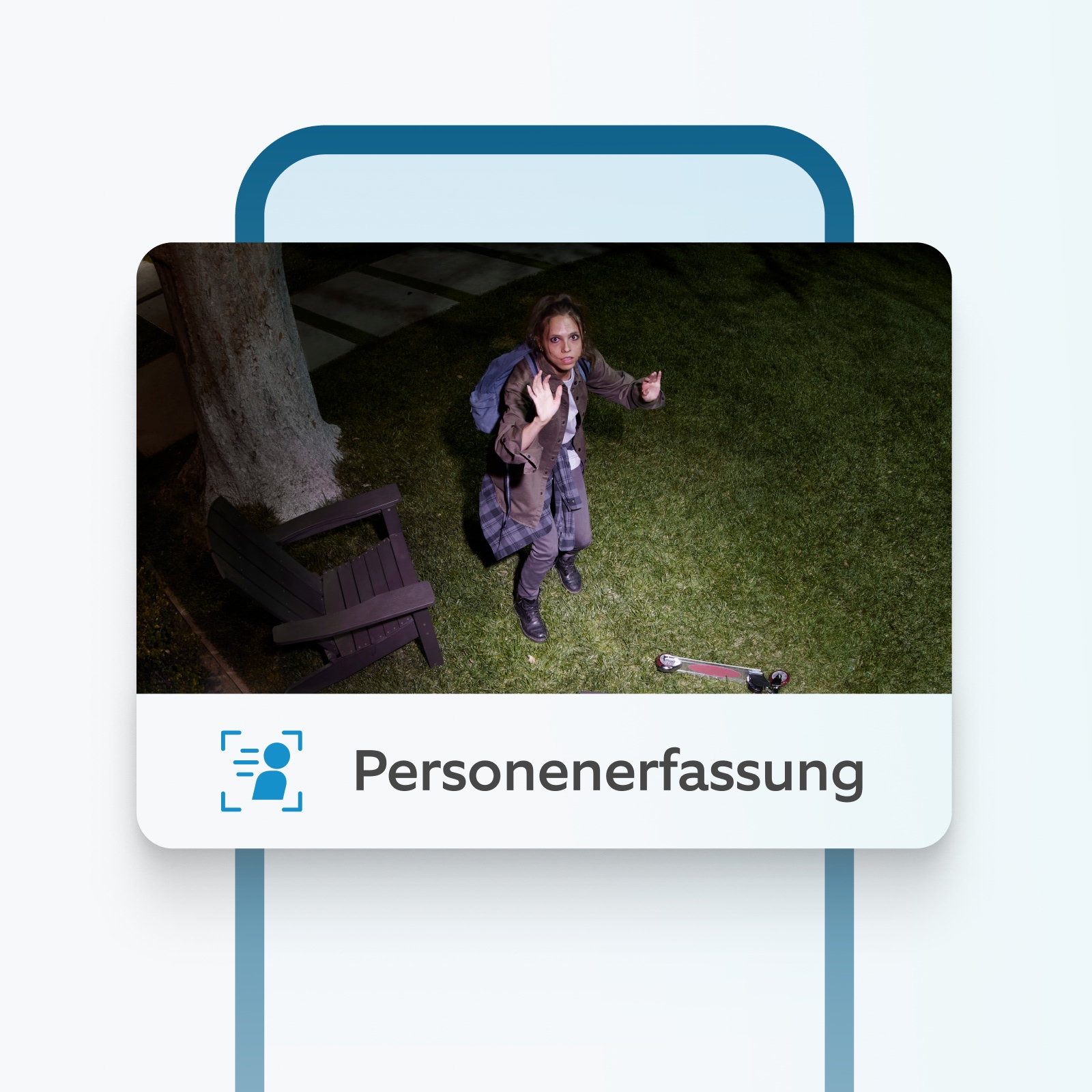 Nachtaufnahme einer von Ring-Kamera erkannten Frau im Garten, die neben einer Bank und einem Kinderroller steht.