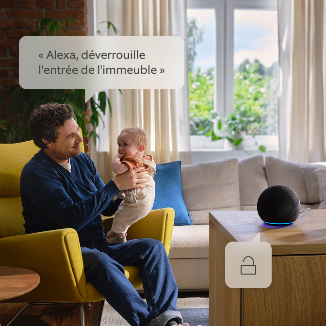 Un père tient son enfant et parle à Alexa.