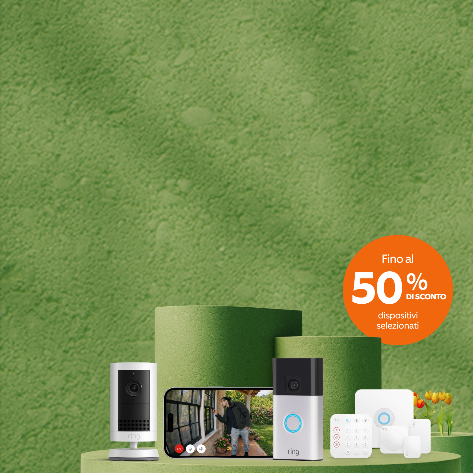 Immagine con sfondo blu che mostra i tre nuovi Ring Video Doorbells con le scritte 2K e 4K posizionate sopra.