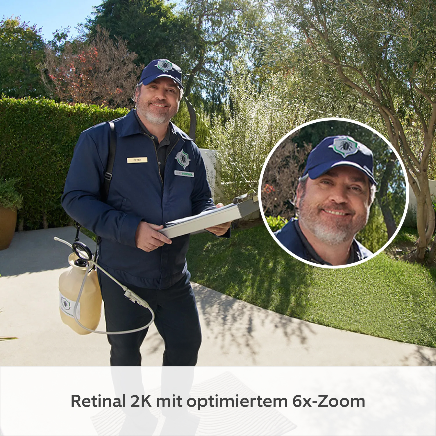 Videotürklingel Kabel (neueste Generation) (for Wired Video Doorbell (2. Gen.)) - Ein Zusteller, der ein Paket bringt; Bildausschnitt auf das Gesicht vergrößert