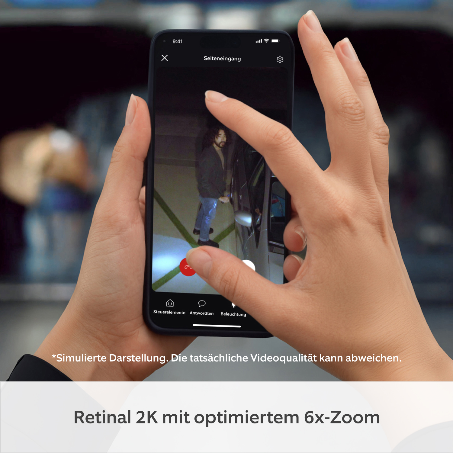 2-Pack Floodlight Camera 2K - Jemand hält ein Smartphone in der Hand, auf dem die Ring-App ein Live-Video von der Floodlight Cam (2. Gen.) zeigt. Eine verdächtige Person neben einem Auto ist zu sehen. 