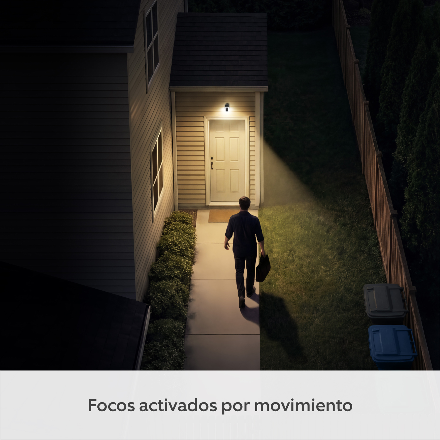 Cámara con luces y enchufe (última generación) (for Spotlight Cam) - Una persona camina hacia una puerta por la noche, iluminada por las luces LED activadas por movimiento de Spotlight Cam montadas en la parte superior.
