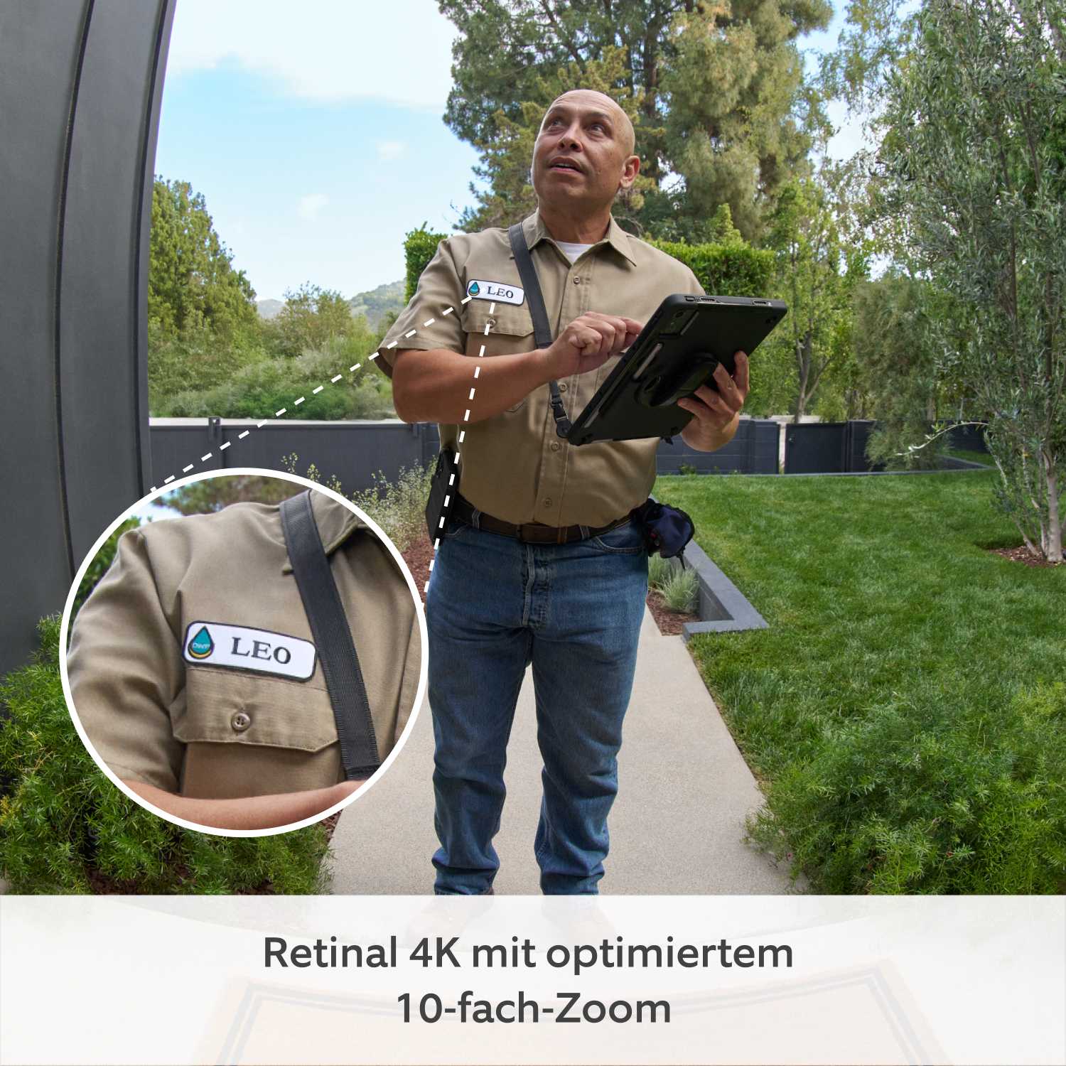 Videotürklingel Elite Kabel (neueste Generation) (for Wired Video Doorbell Elite (2. Gen.)) - Ein Techniker, der vor der Tür steht, mit einem auf das Namensschild vergrößerten Bildausschnitt.