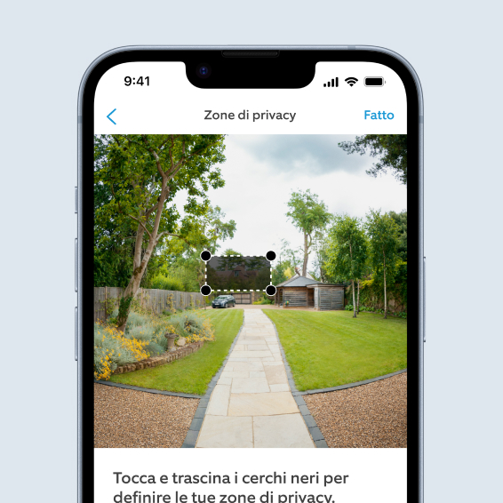 Smartphone mostra la vista dell'app Ring del giardino con utente che regola la Privacy Zone su un'auto parcheggiata.