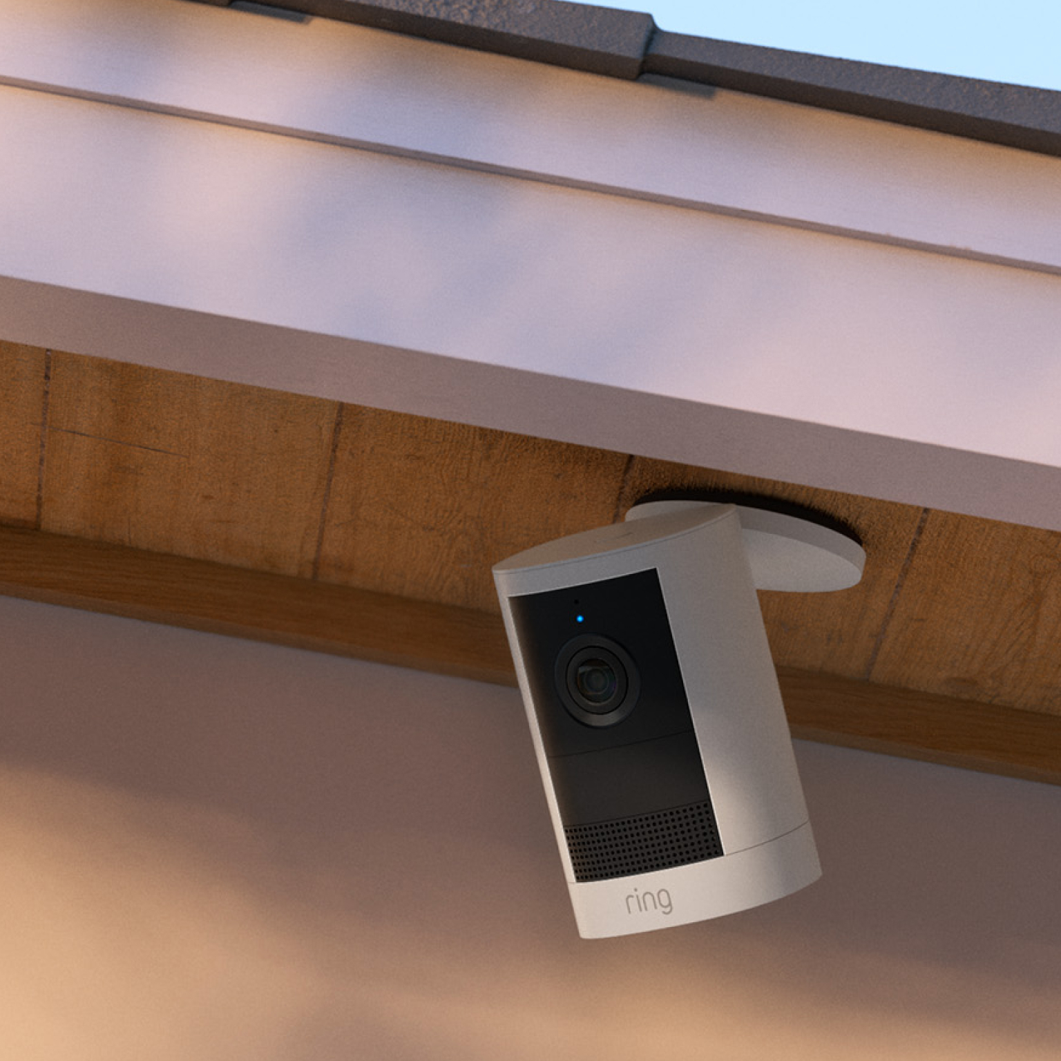 Image d'une All-New Outdoor Camera installée sur un toit.