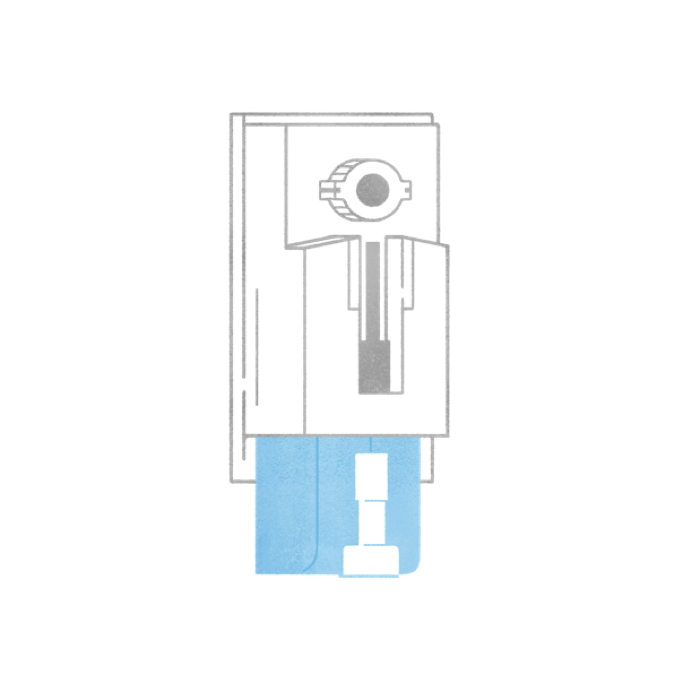 Persona inserisce la batteria ricaricabile e chiude il coperchio per completare l'installazione di Ring Door View Cam.