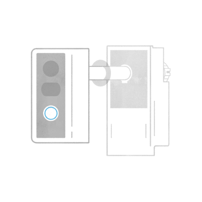 Persona inserisce Ring Door View Cam attraverso la porta e collega la sezione posteriore alla telecamera.