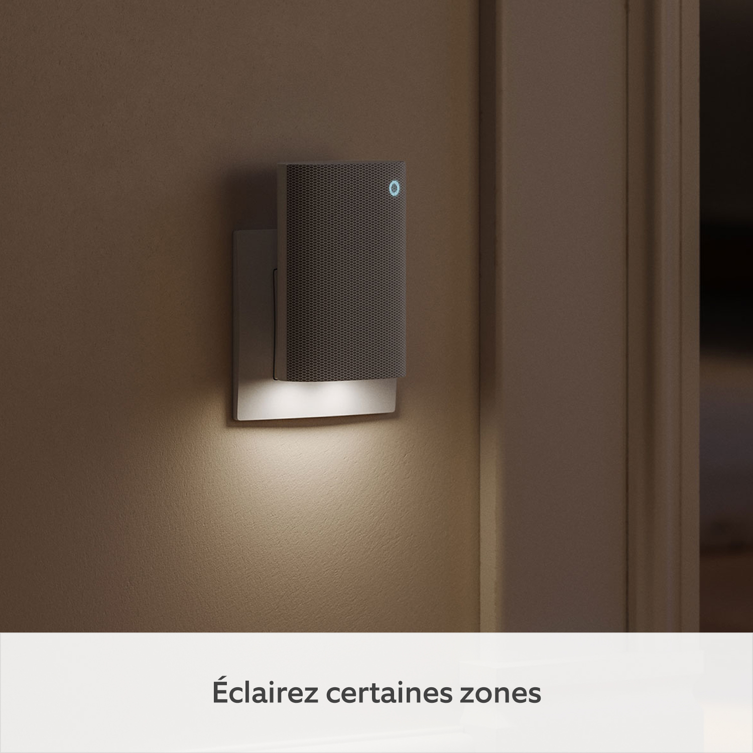 Chime Plus - Ring Chime Plus branché sur une prise murale, voyant LED allumé dans une pièce faiblement éclairée.