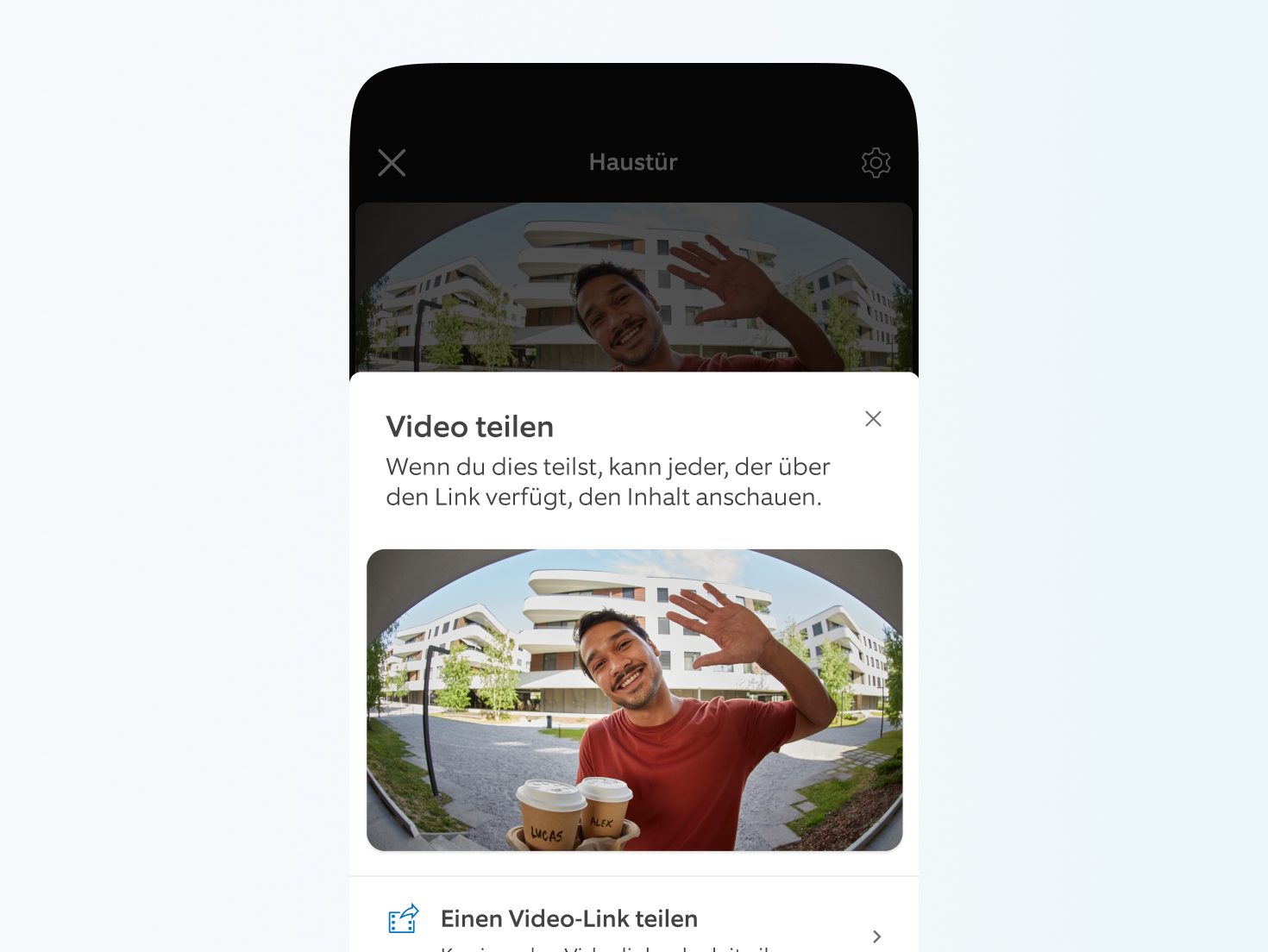 Smartphone-Bildschirm der Ring App zeigt Videoaufnahme eines winkenden Mannes und 