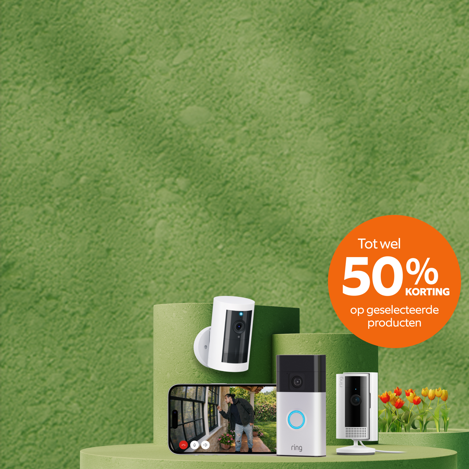 Afbeelding met blauwe achtergrond toont drie nieuwe Ring Video Doorbells met 2K en 4K erboven.