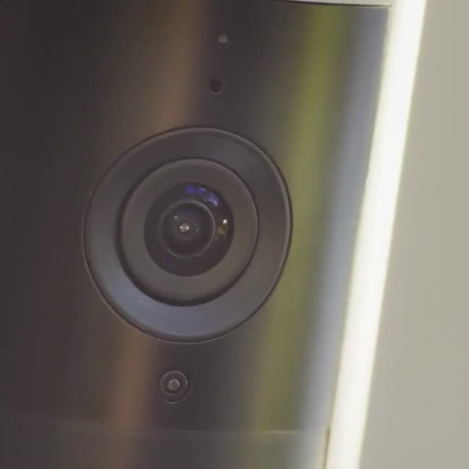 Gros plan sur Ring Floodlight Cam montrant objectif, capteur et éclairage en action pour une clarté vidéo optimale.