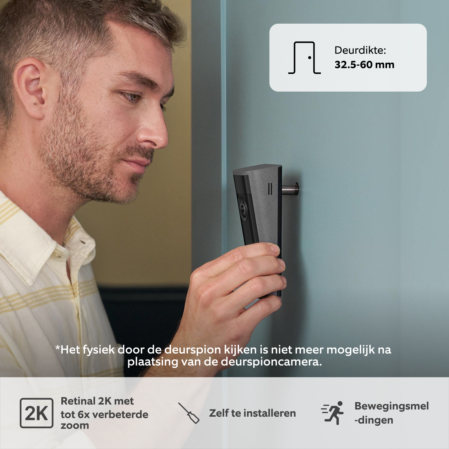 Peephole Camera 2K (32.5-60 mm) - Man in profiel die een Deurspioncamera 2K installeert in een lichtblauwe deur.