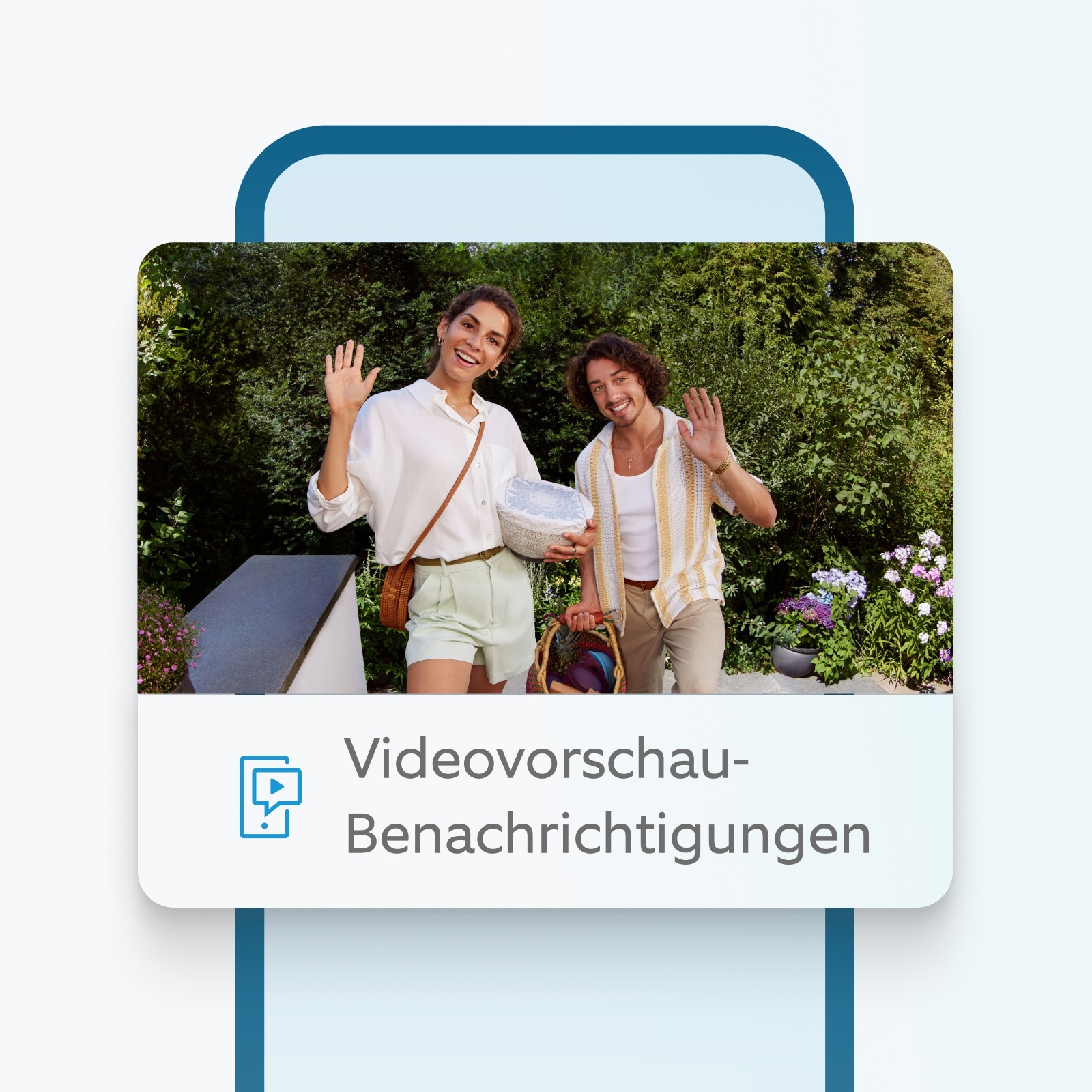 Zwei lächelnde Besucher winken in die Türklingel-Kamera und zeigen die Video-Vorschau-Funktion von Ring.