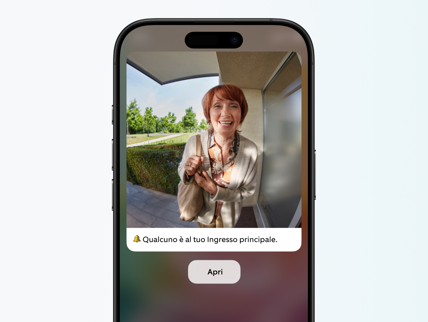 Schermo dello smartphone dell'app Ring che mostra una donna che saluta sulla porta con la notifica 