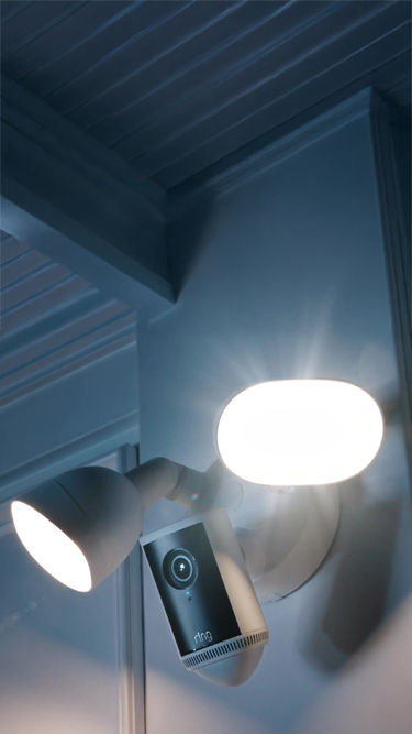 Beveiligingscamera's tegen muurachtergrond: Floodlight Cam Pro (2nd Gen) wandmontage, Outdoor Camera Pro vrijstaand en gemonteerd