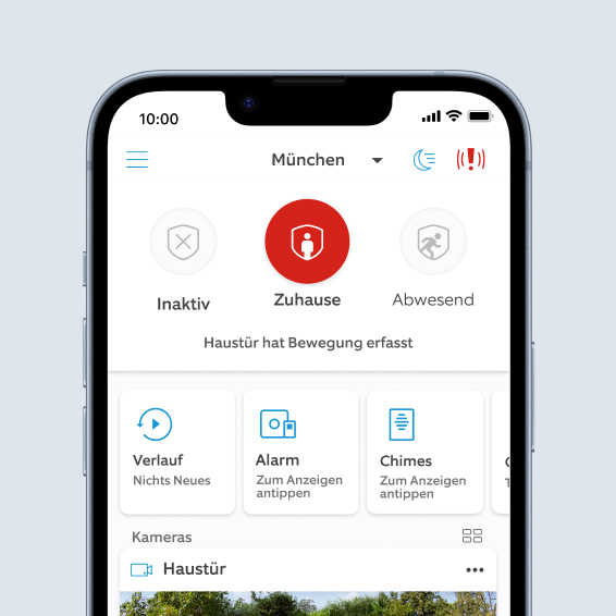 Smartphone zeigt Ring-App-Dashboard mit Sicherheitsmodi, Gerätestatus und Live-Kamerabild an der Haustür.
