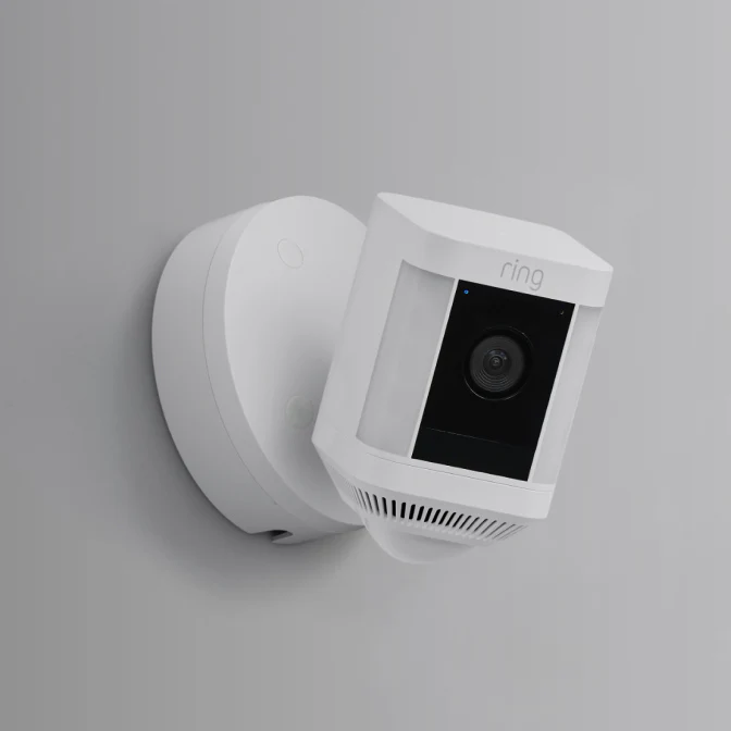 Spotlight Cam Plus affiche le mouvement, l'éclairage et la vue en direct pour la sécurité et la tranquillité familiale.