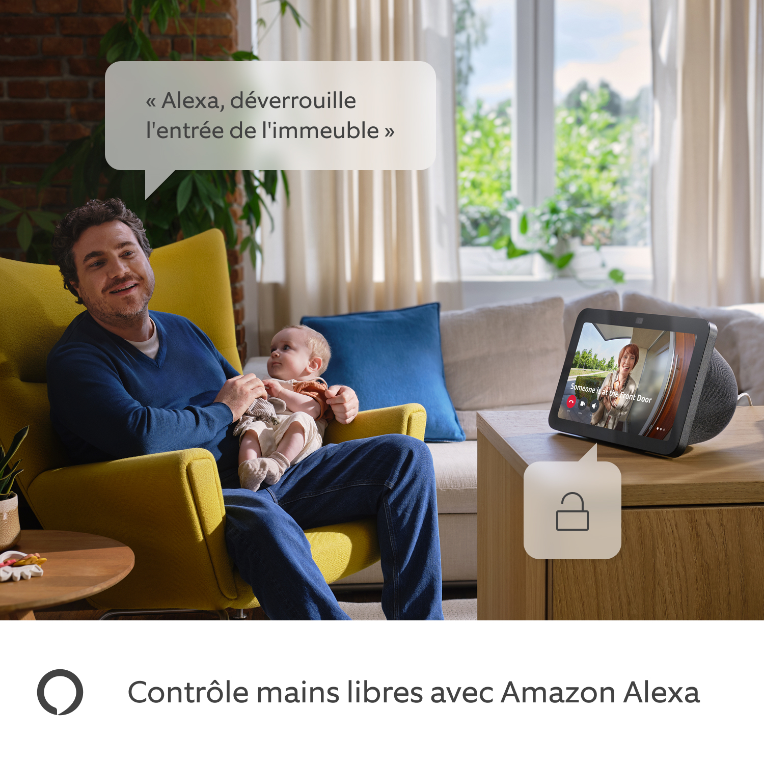 Ring Intercom Video + Caméra intérieure 2e gén.  - Un père tient son enfant et parle à Alexa.