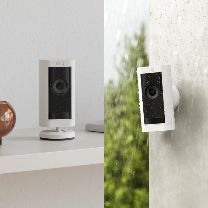 Stick Up Cam Pro mostrata all'interno su uno scaffale e all'esterno su una parete sotto la pioggia mentre registra video.