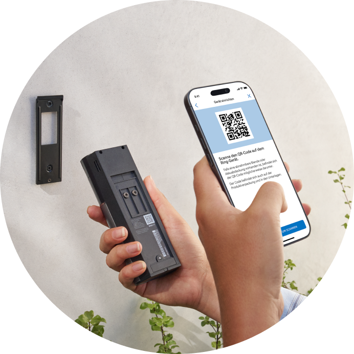 Nahaufnahme einer Person, die mit ihrem Smartphone den QR-Code auf der Rückseite einer Battery Video Doorbell Pro scannt.