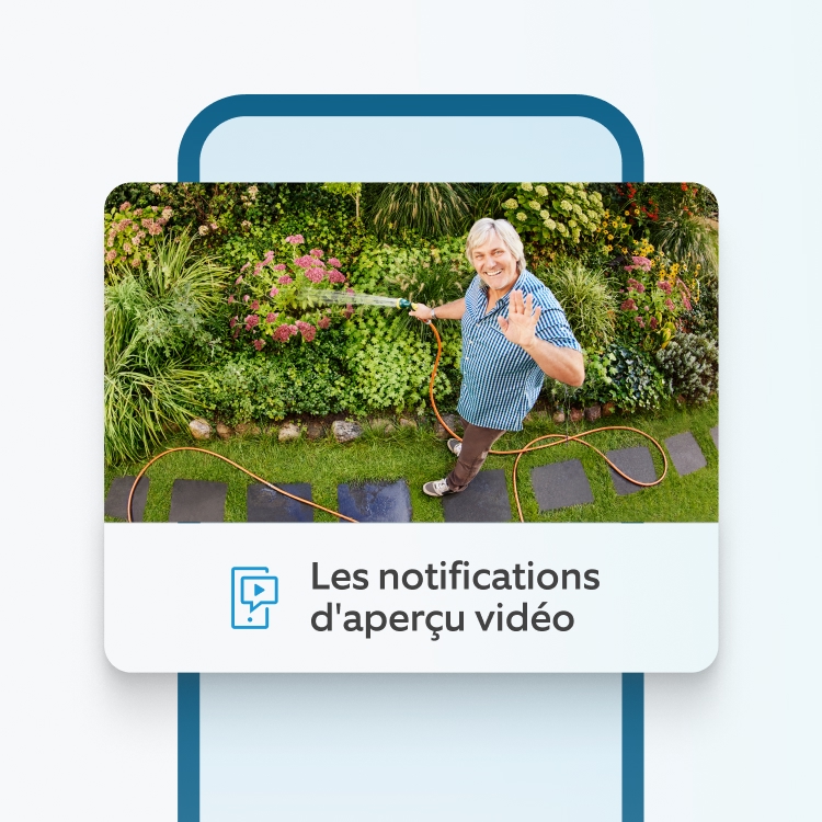 Homme arrosant son jardin fait signe à la caméra, vu dans l'aperçu vidéo Ring d'une notification de mouvement.
