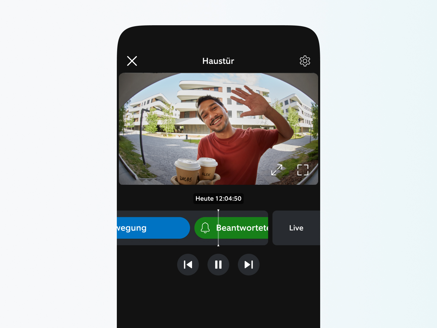 Smartphone-Bildschirm zeigt Videoaufnahme eines winkenden Mannes.